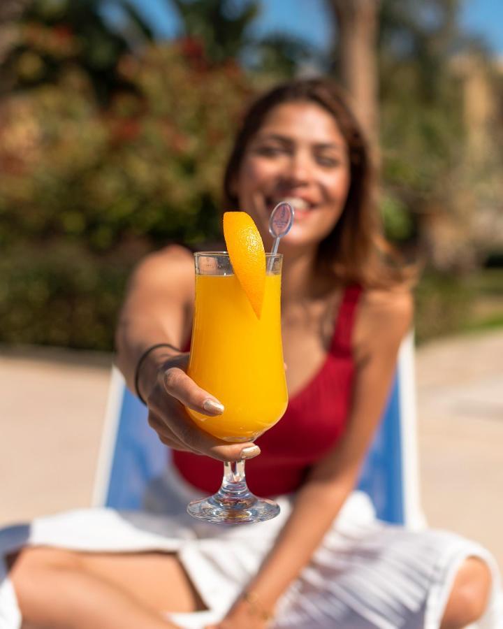 Grand Ocean El Sokhna Hotel Ain Sukhna Eksteriør billede A woman holding a mango lassi