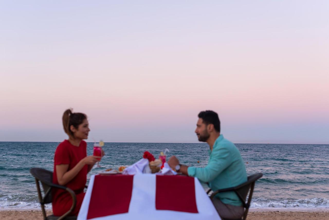 Grand Ocean El Sokhna Hotel Ain Sukhna Eksteriør billede A couple dining on the beach