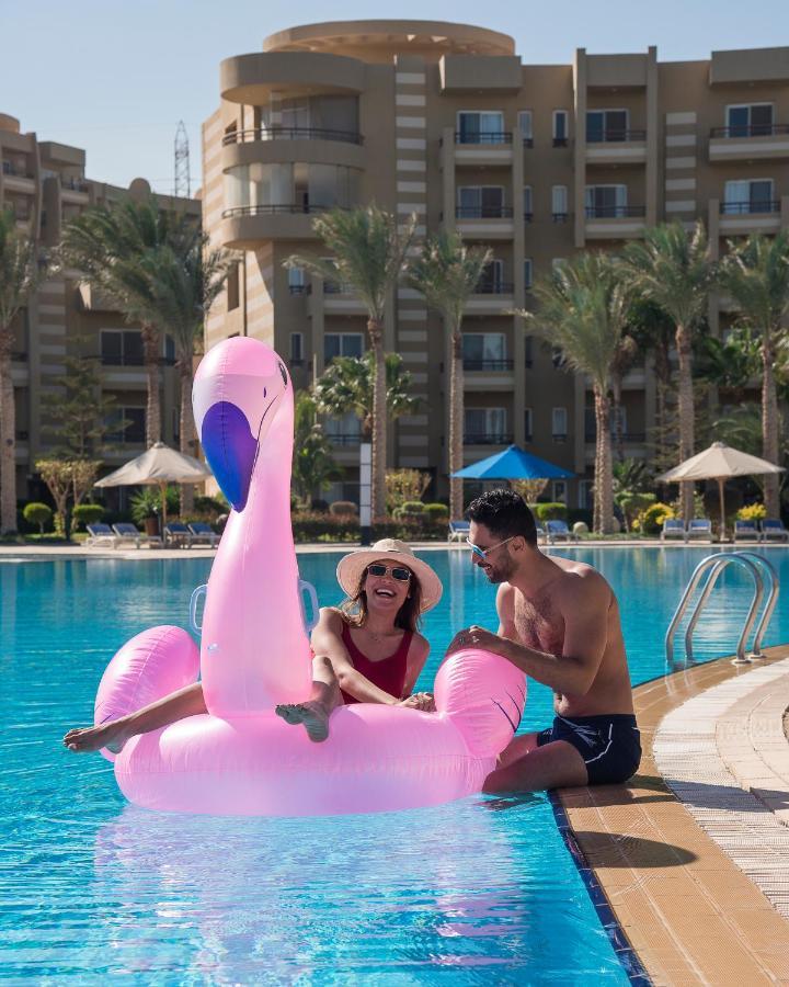 Grand Ocean El Sokhna Hotel Ain Sukhna Eksteriør billede A couple on a pink flamingo float