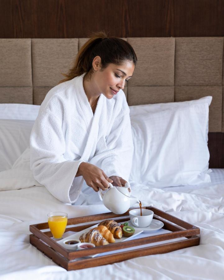 Grand Ocean El Sokhna Hotel Ain Sukhna Eksteriør billede A woman wearing a bathrobe