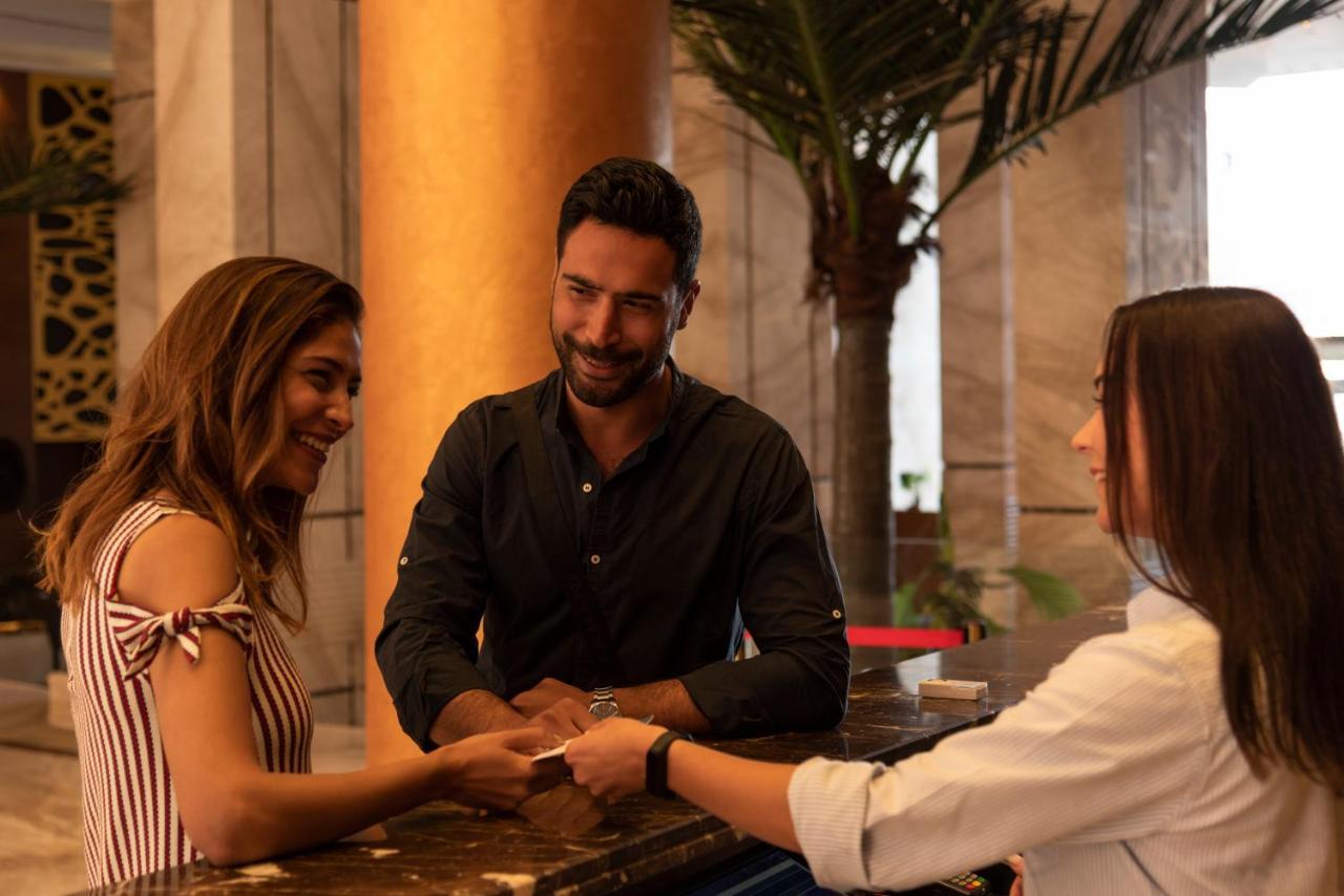 Grand Ocean El Sokhna Hotel Ain Sukhna Eksteriør billede A hotel manager greeting guests