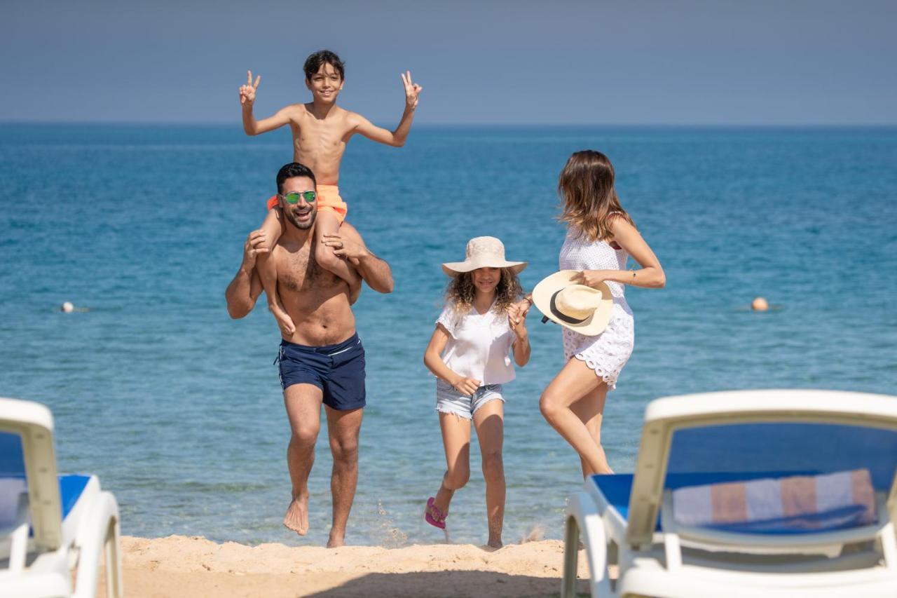 Grand Ocean El Sokhna Hotel Ain Sukhna Eksteriør billede Family on a beach