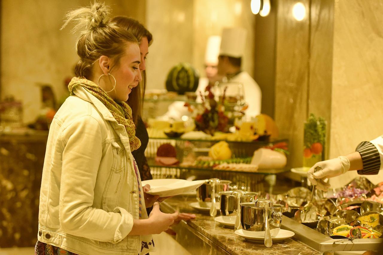 Grand Ocean El Sokhna Hotel Ain Sukhna Eksteriør billede A woman selecting food from a buffet