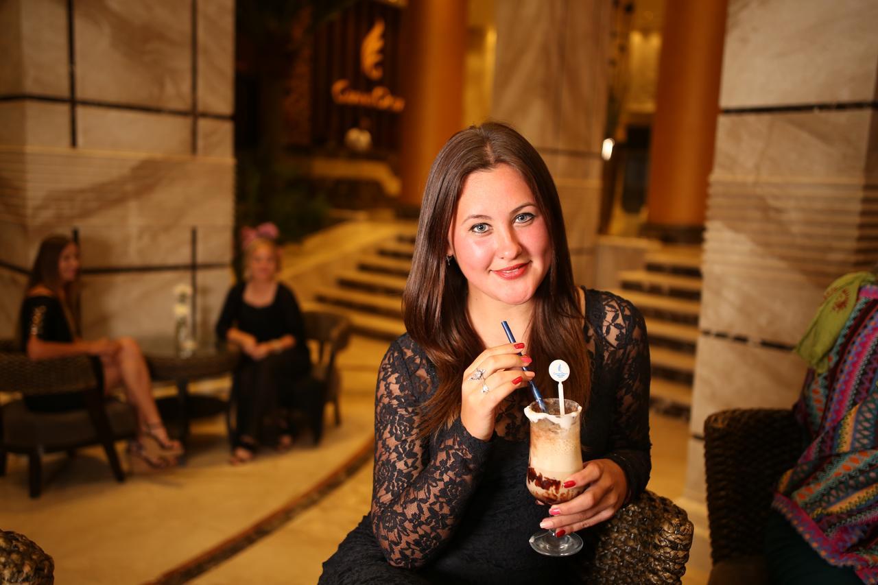 Grand Ocean El Sokhna Hotel Ain Sukhna Eksteriør billede A woman drinking a coffee cocktail
