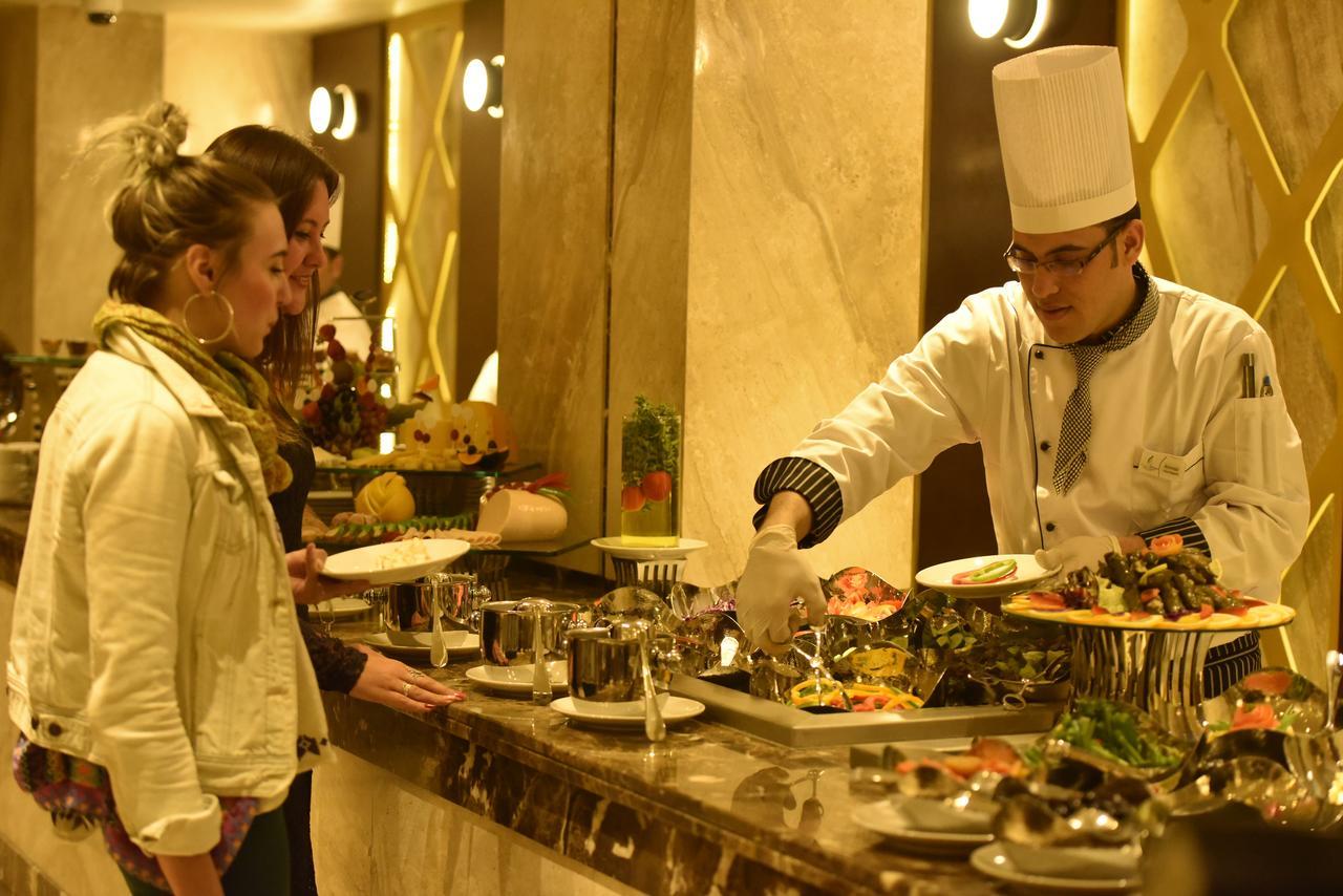Grand Ocean El Sokhna Hotel Ain Sukhna Eksteriør billede A chef at work